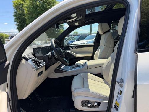 Mineral White Metallic 2024 BMW X7 xDrive40i