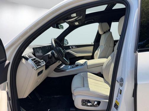 Mineral White Metallic 2024 BMW X7 xDrive40i
