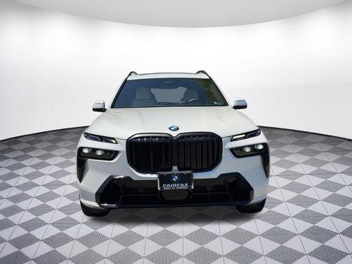 Mineral White Metallic 2024 BMW X7 xDrive40i