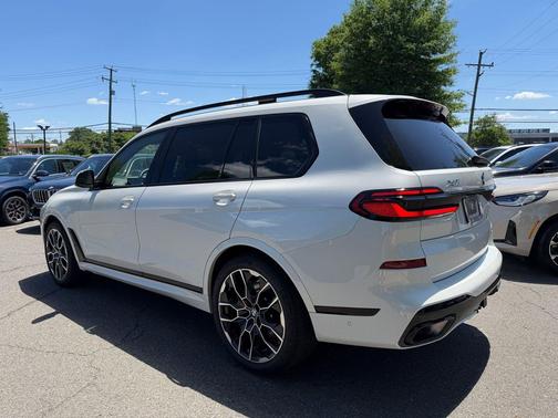 Mineral White Metallic 2024 BMW X7 xDrive40i