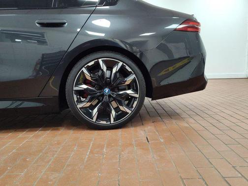 2025 BMW 550e xDrive