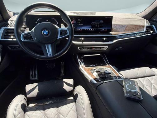 Manhattan Green Metallic 2024 BMW X7 xDrive40i