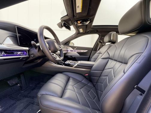 Alpine White 2024 BMW i7 xDrive60
