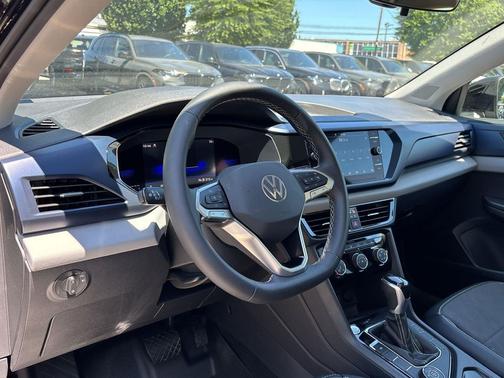Deep Black Pearl 2023 Volkswagen Taos 1.5T SE