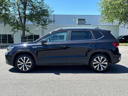 Deep Black Pearl 2023 Volkswagen Taos 1.5T SE