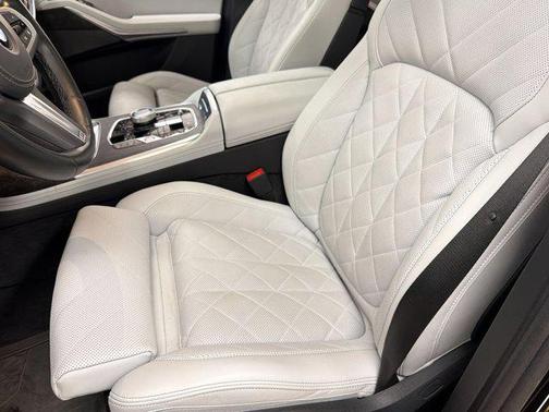 Carbon Black Metallic 2024 BMW X7 xDrive40i