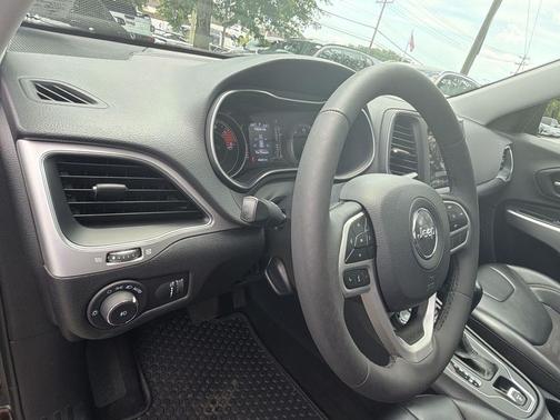 Diamond Black Crystal Pearlcoat 2022 Jeep Cherokee X 4x4