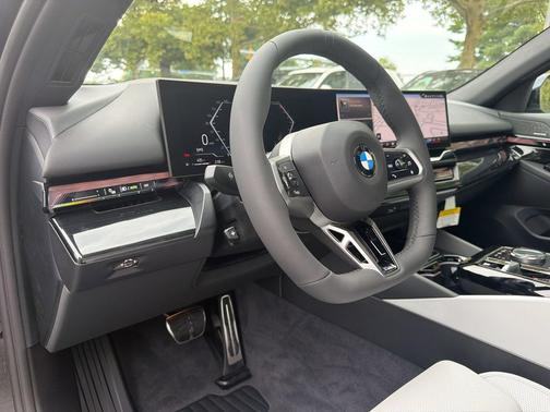 Carbon Black Metallic 2027 BMW 540 i xDrive