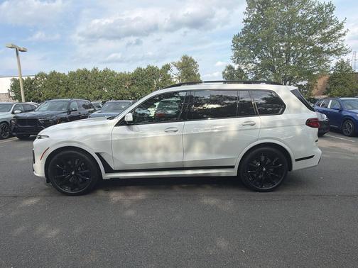 Alpine White 2027 BMW X7 xDrive40i