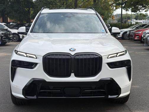 Alpine White 2027 BMW X7 xDrive40i