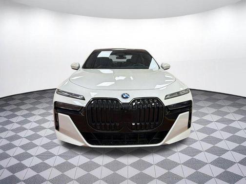 Mineral White Metallic 2024 BMW i7 xDrive60