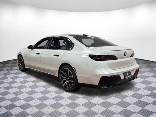 Mineral White Metallic 2024 BMW i7 xDrive60