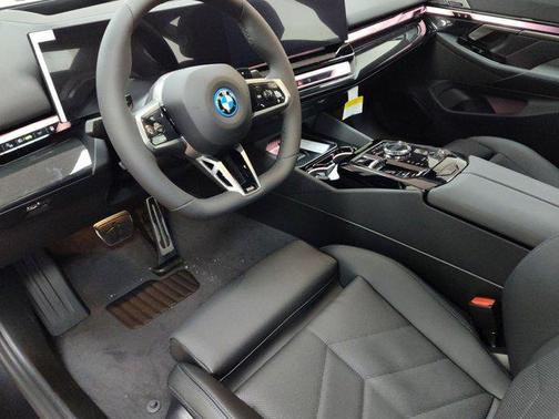 2026 BMW 550e 550e xDrive