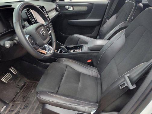 2022 Volvo XC40 T5 R-Design
