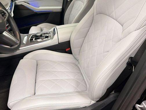 Black Sapphire Metallic 2024 BMW X7 xDrive40i