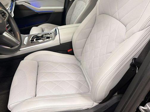 Black Sapphire Metallic 2024 BMW X7 xDrive40i