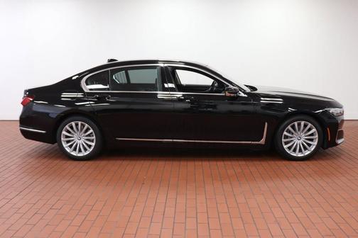 Photo 2 of 38 of 2020 BMW 740 i