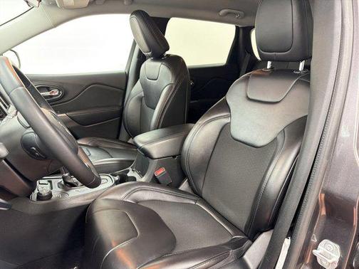 Granite Crystal Metallic Clearcoat 2019 Jeep Cherokee Latitude Plus