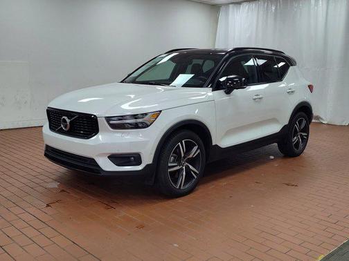 2022 Volvo XC40 T5 R-Design