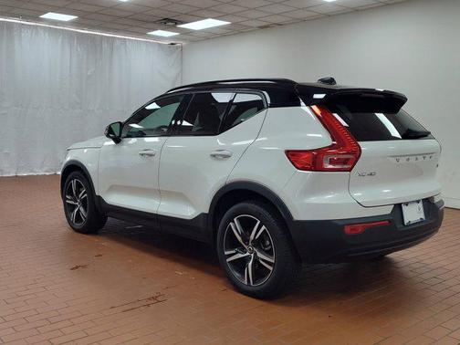 2022 Volvo XC40 T5 R-Design