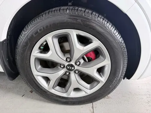 White 2019 Kia Sorento SX