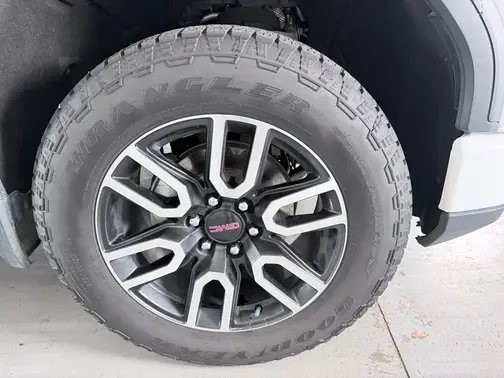 White 2023 GMC Sierra 1500 AT4