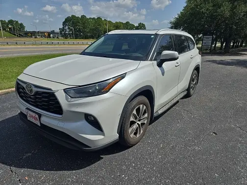 Beige 2022 Toyota Highlander XLE