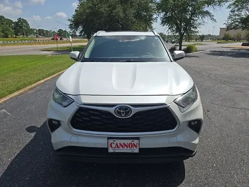Beige 2022 Toyota Highlander XLE