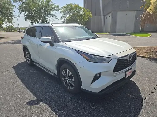 Beige 2022 Toyota Highlander XLE