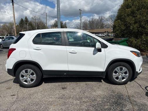 Summit White 2018 Chevrolet Trax LS