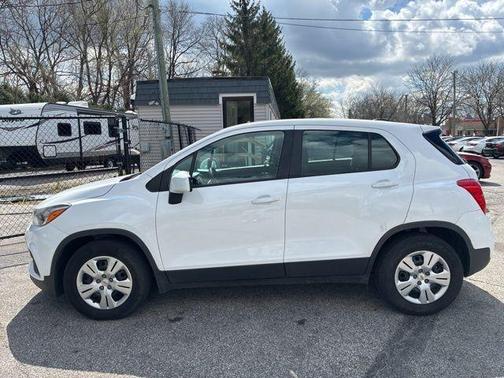 Summit White 2018 Chevrolet Trax LS
