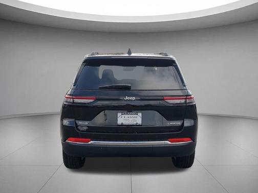 Diamond Black Crystal Pearlcoat 2026 Jeep Grand Cherokee Altitude