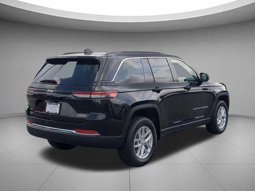Diamond Black Crystal Pearlcoat 2026 Jeep Grand Cherokee Altitude