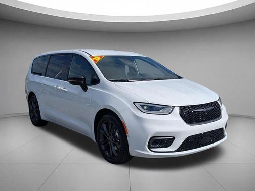 Bright White Clearcoat 2026 Chrysler Pacifica L