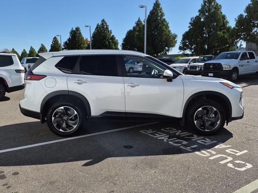 Everest White Pearl 2025 Nissan Rogue SV