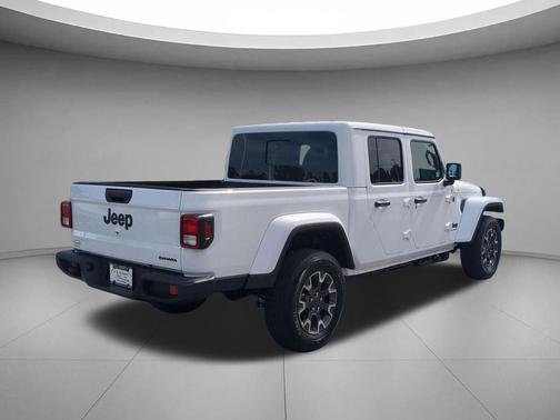 Bright White Clearcoat 2026 Jeep Gladiator Sahara 4x4