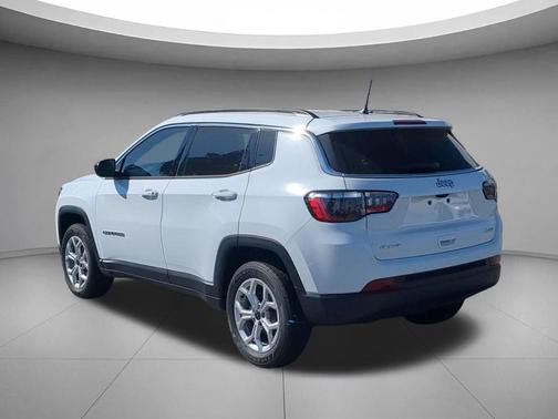 Bright White Clearcoat 2026 Jeep Compass Latitude