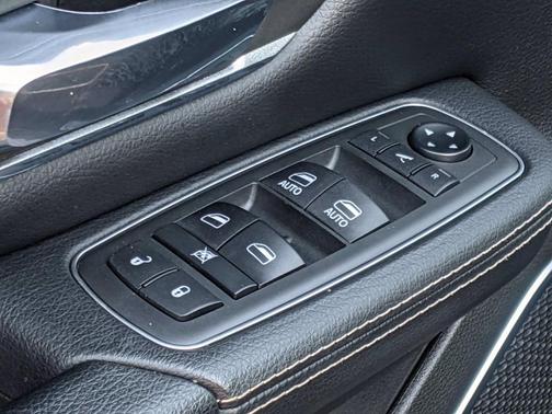 Photo 4 of 46 of 2019 RAM 1500 Laramie