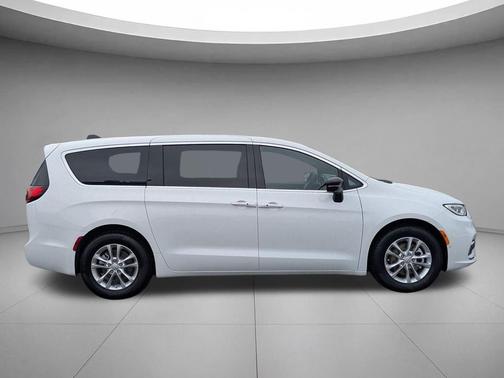 Bright White Clearcoat 2026 Chrysler Pacifica L
