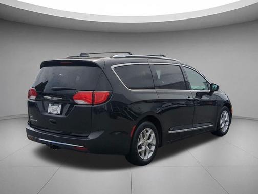 Brilliant Black Crystal Pearlcoat 2018 Chrysler Pacifica Touring-L Plus