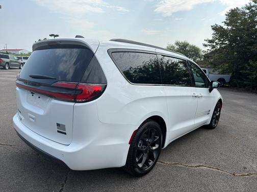 Bright White Clearcoat 2027 Chrysler Pacifica SELECT