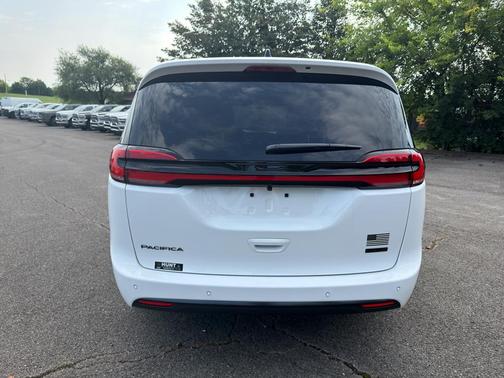 Bright White Clearcoat 2027 Chrysler Pacifica SELECT