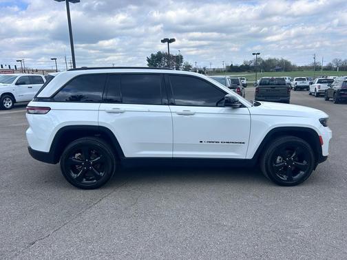 Bright White Clearcoat 2024 Jeep Grand Cherokee Laredo