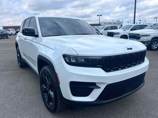 Bright White Clearcoat 2024 Jeep Grand Cherokee Laredo