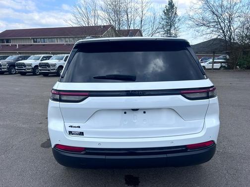 Bright White Clearcoat 2024 Jeep Grand Cherokee Laredo