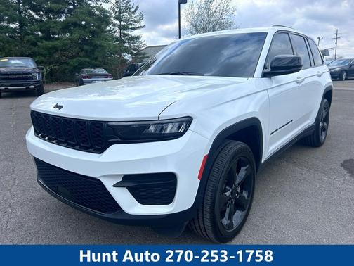 Bright White Clearcoat 2024 Jeep Grand Cherokee Laredo