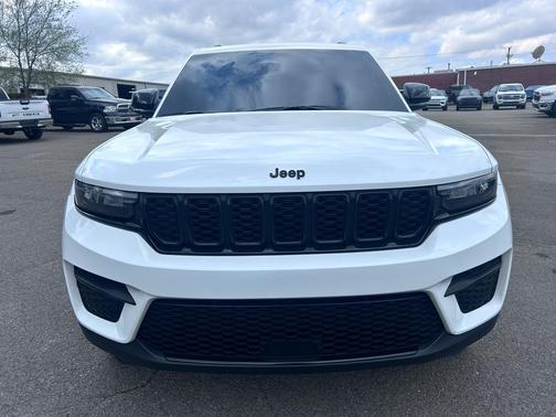 Bright White Clearcoat 2024 Jeep Grand Cherokee Laredo