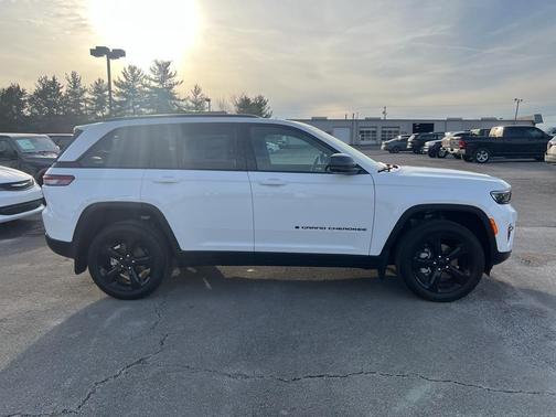 Bright White Clearcoat 2025 Jeep Grand Cherokee Limited