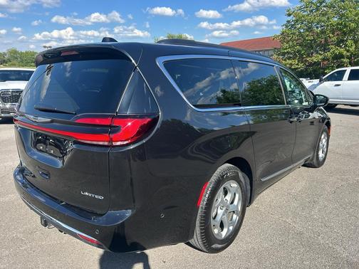 Brilliant Black Crystal Pearlcoat 2023 Chrysler Pacifica Limited