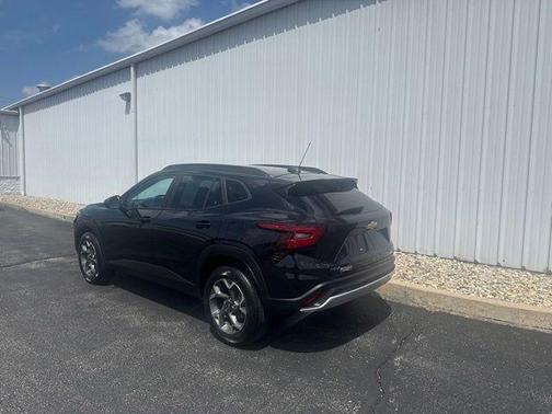 Mosaic Black Metallic 2025 Chevrolet Trax LT